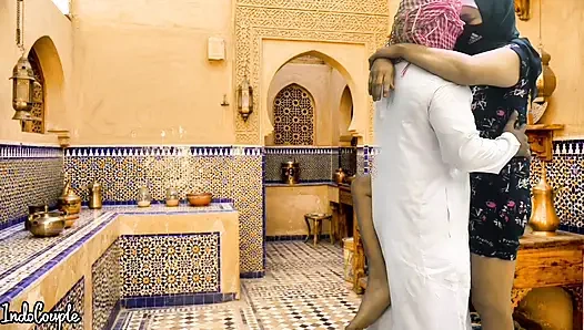 Suudi koca ve İranlı evli kadın mutfakta