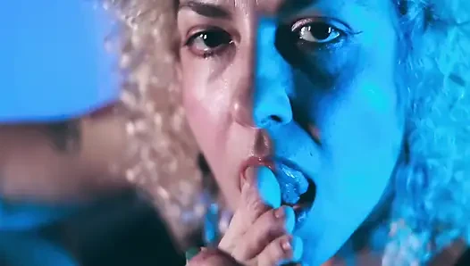 Dev tek boynuzlu at dildosunda zıplıyor