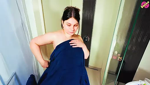 Ateşli orta yaşlı seksi kadın duşta duş başlığıyla işiyor ve mastürbasyon yapıyor