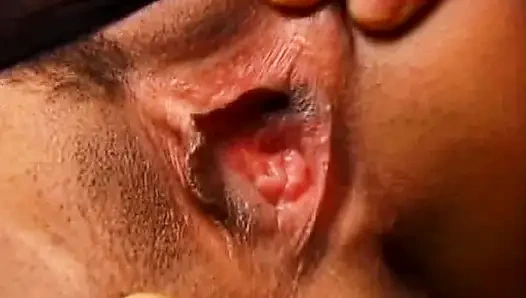 Edepsiz sarışın kaltak ateşli anal seksten sonra yüzüne boşalıyor