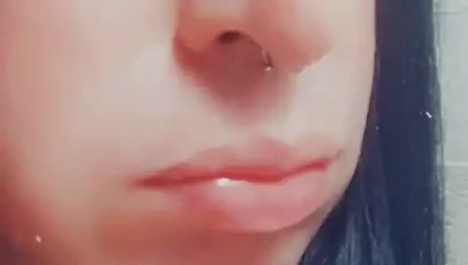 Bonnie mastürbasyon yapıyor ve tatlı tatlı bitiyor, cum tadıyor.