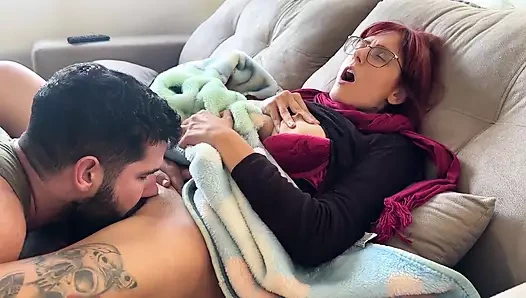 Erkek arkadaşım beni mastürbasyon yaparken yakaladı ve işi bitirdi