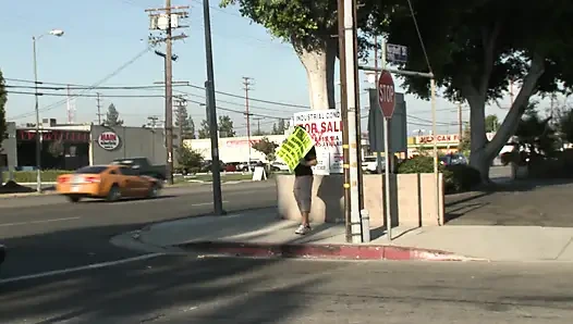 Billy Glide büyük memeli ateşli hatunla sikişiyor