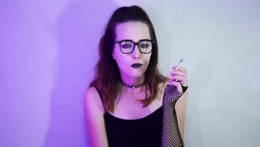 Gotik kız file çorap içinde sigara içiyor