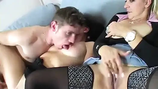 Siyah ve beyaz dörtlü orta yaşlı seksi kadın büyük siyah yarak emiyor