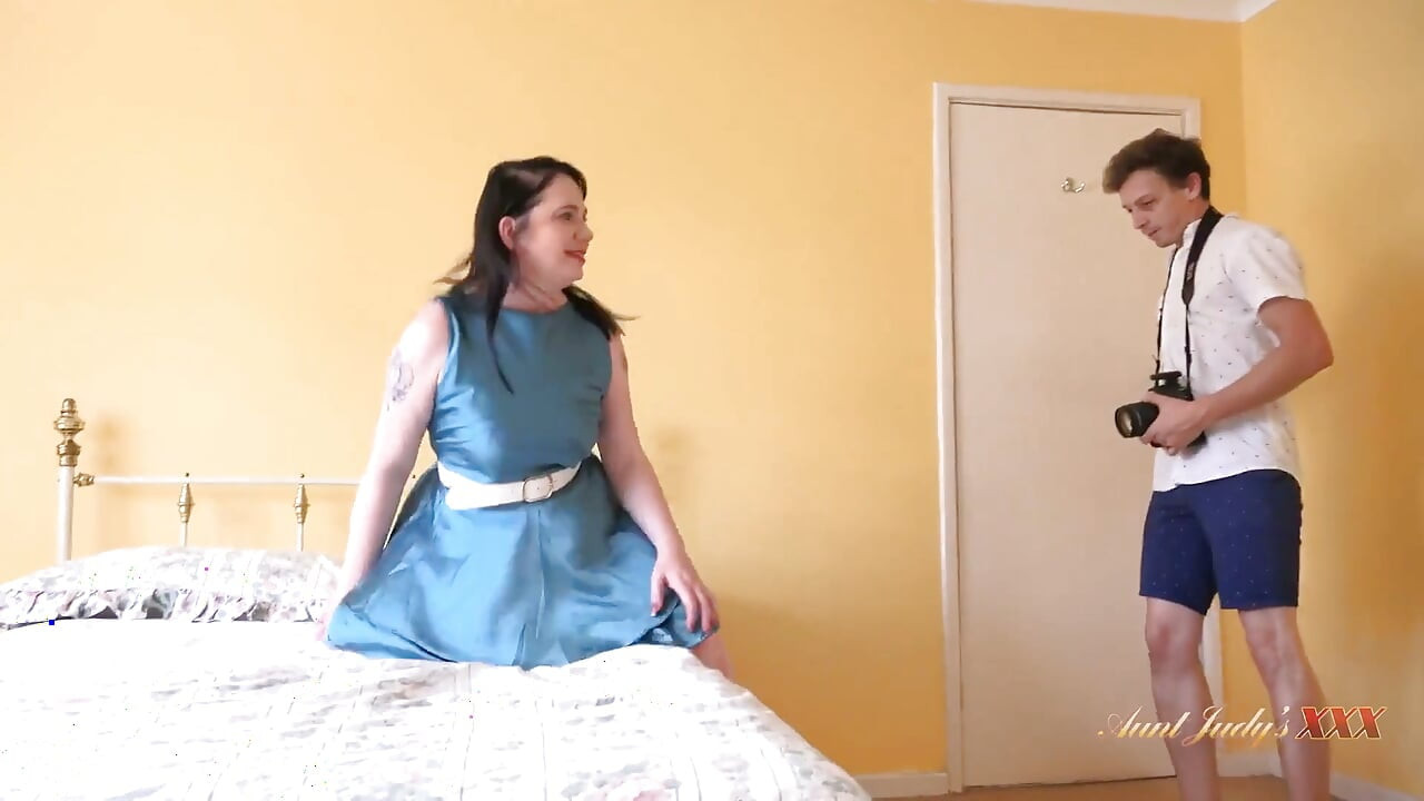 Auntjudysxxx - büyük memeli olgun orta yaşlı seksi kadın kjirsten fotoğrafçısını baştan çıkarıyor