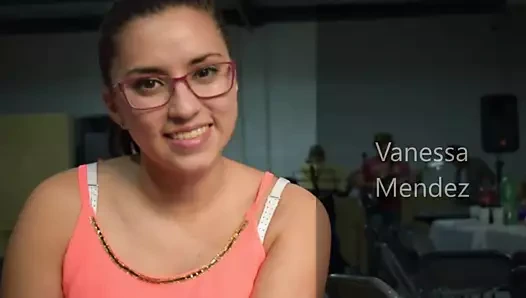 Vanessa mendez büyük göğüslerini gösteriyor