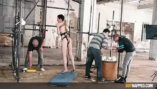 Usta Sean Taylor genç Maxxie Rivers'a işkence ediyor ve sakso çekiyor