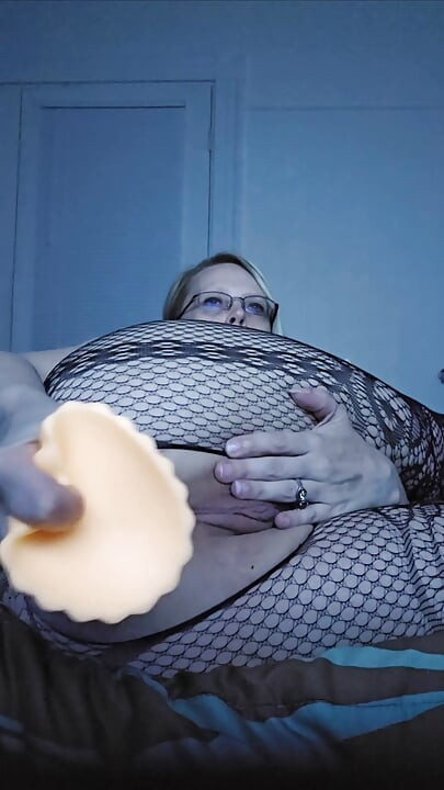 Naughtyaleena sıkı götünü sert sikmeyi seviyor