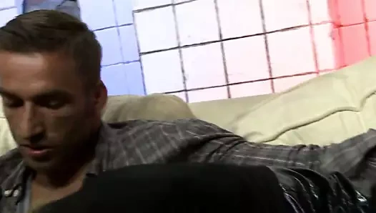 Çarpıcı polis kadın muhteşem bir sürtük ve bir iri parça tarafından yemiş onu kedi alır