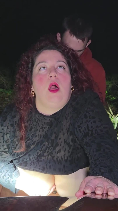 Gece Ormanda Küçük Orospu Sikiyor