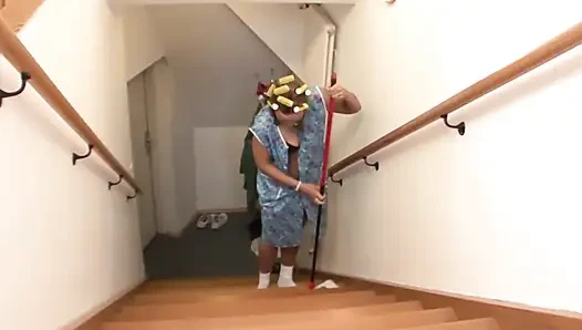 Azgın temizlik olgun Marzahn sikişmeye ikna edildi