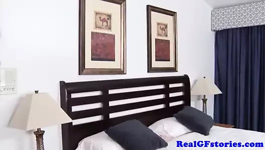 Olgun sarışın ev hanımı titfucks the milkman