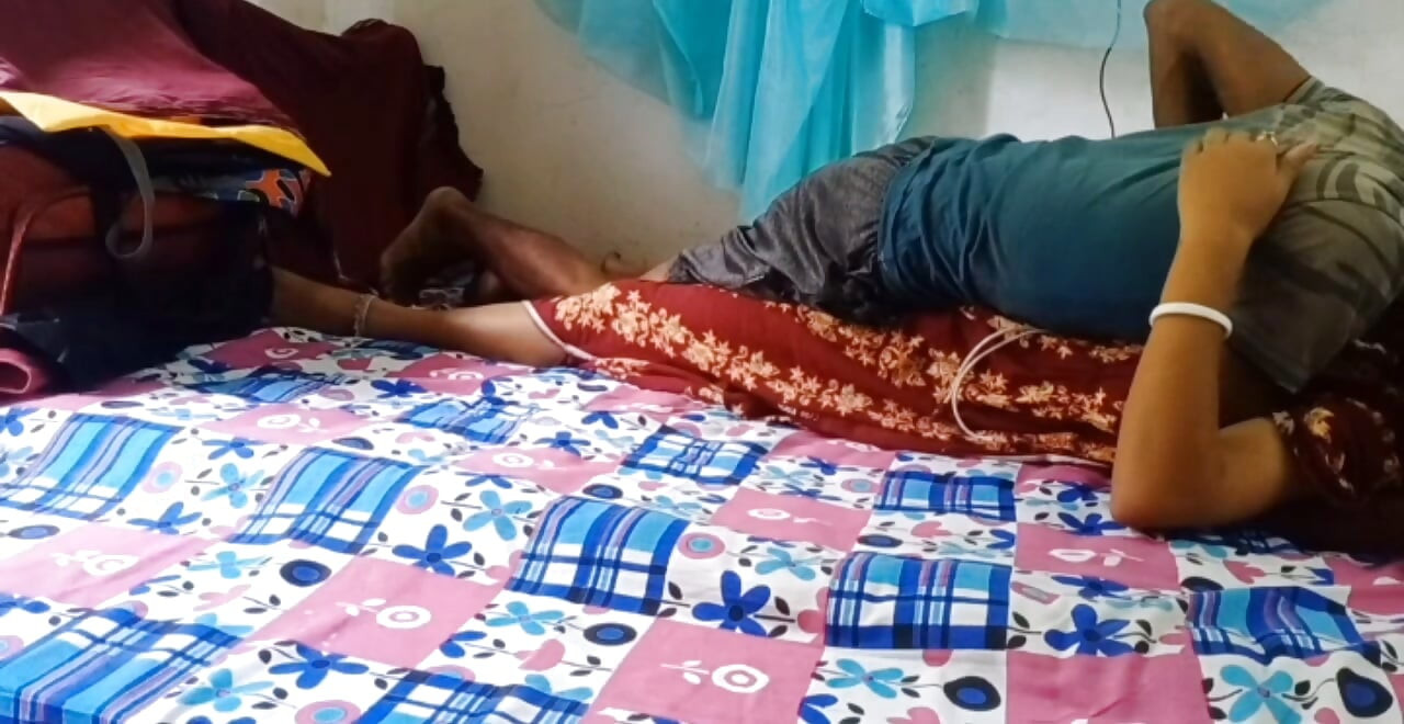 Damlıyor yenge güzel kız ıslak amcığını devar sert yarağa karşı sallıyor
