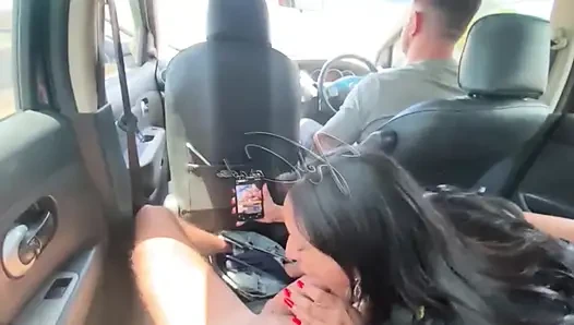 Hareket halindeki arabada amını verdi