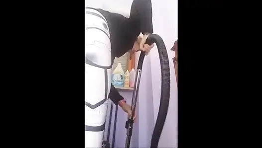 Chantal iyi bir ev hanımı ama bazen elektrikli süpürgeyle çok fazla kalıyor