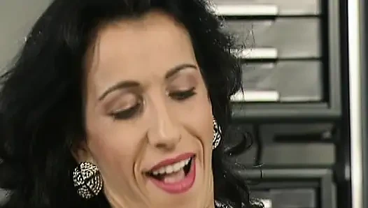 Ofis Alman sürtükler muhteşem bir grup sekste büyük yarakları paylaşıyor