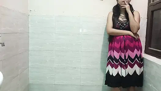 Hintli üvey baba genç 18+ üvey kızını tek başına sigara içerken görünce cezalandırıyor