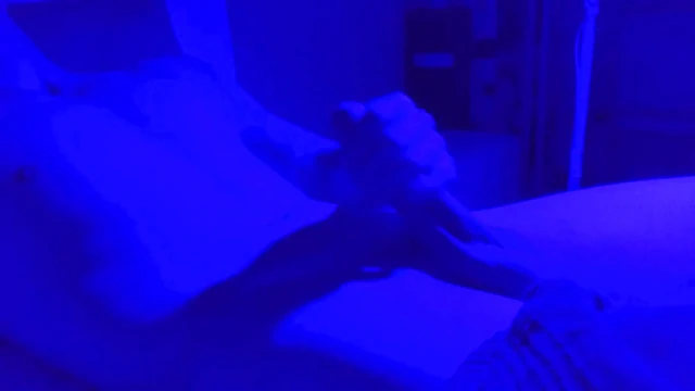 Azgın adam kendi kendine mastürbasyon yapıyor
