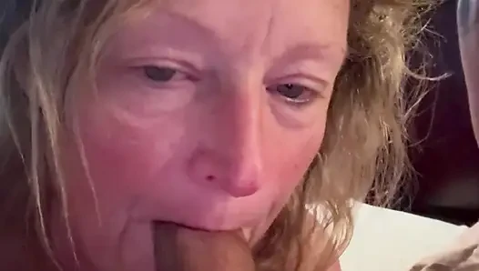 Pouty evli kadın sert bir yarağı seviyor