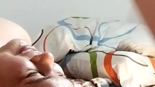 Evli kadın zengini emiyor ve sikişiyor
