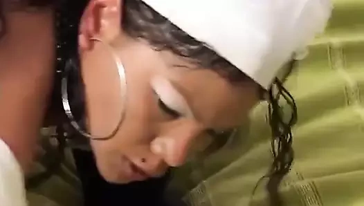 Adalardan güzel hemşire götünü siktiriyor ve doktor tarafından dölleniyor