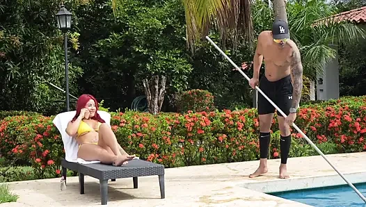 Muscular pisinero with huge cock fucks me in the outdoor pool
