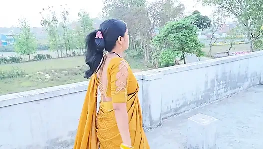 Hintli desi iki arkadaş bir erkekle sert sikişiyor