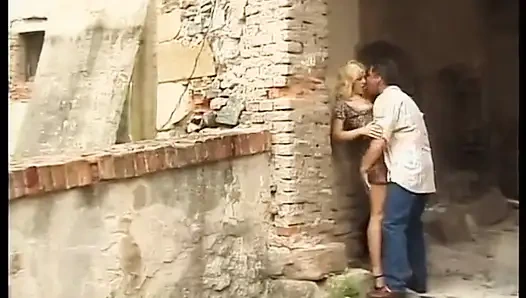 Güzel büyük memeli çarpıcı orta yaşlı seksi kadın açık havada götünü siktiriyor