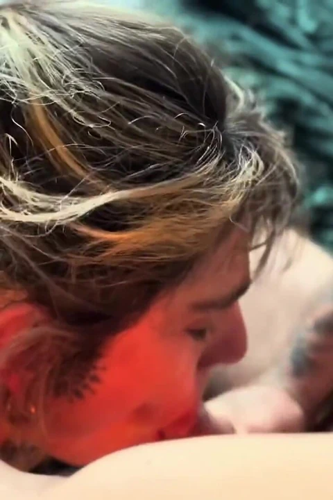 Porno Yıldızı Dread Hot Eski Bir Arkadaşıyla Yoğun Seks Yapıyor Ve Ne Kadar Azgın Hissettiğini Gösteriyor