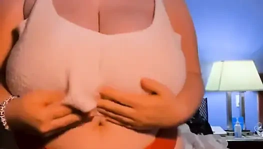 Meme ucunu emiyor ve oynuyor