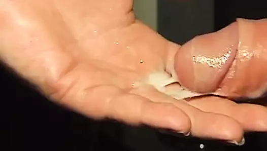 Bağlı Alman kaltak efendisi tarafından şaplaklanıyor ve yumruklanıyor