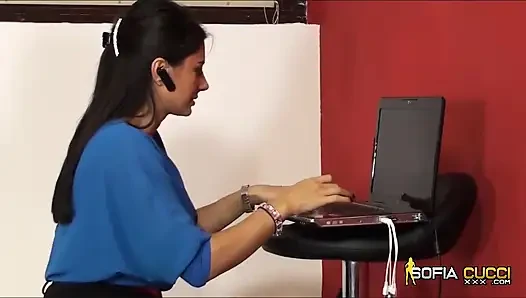 Nando Colelli Sofia Cucci'nin göğüslerine boşalıyor