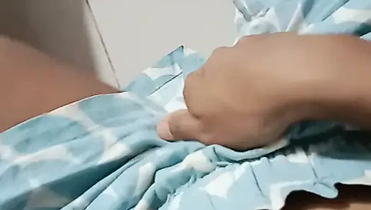 Hintli kız ilk kez sıkı amcığını gösteriyor
