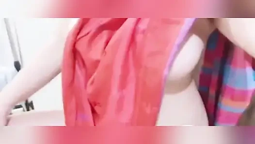 Sari ile göğüslerini gösteriyor
