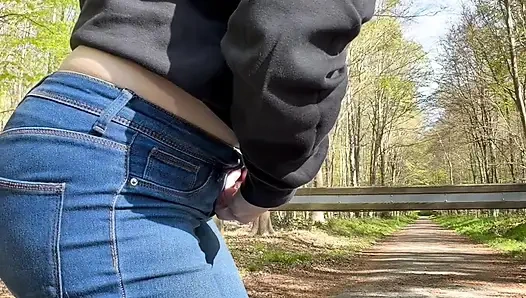 Ormanda kıçımı parmaklarımı okşuyorum ve fışkırtırıyorum