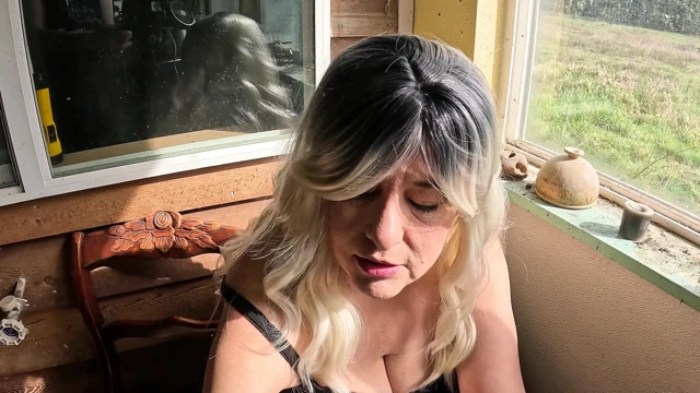 Güzel bir günde sigara içiyor