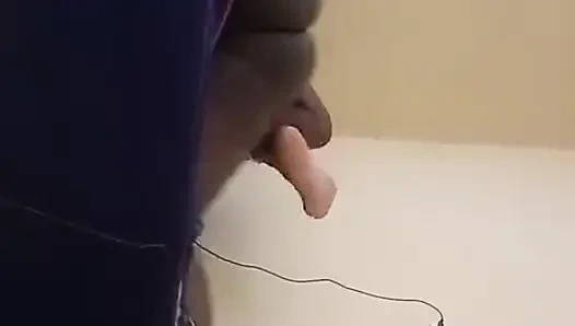 Yaşlı bir kadını çığlık atarken daha sert sikiyor