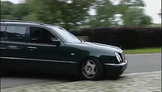 Sarışın azgın sert büyük yarakla tamirci tarafından sert sikiliyor