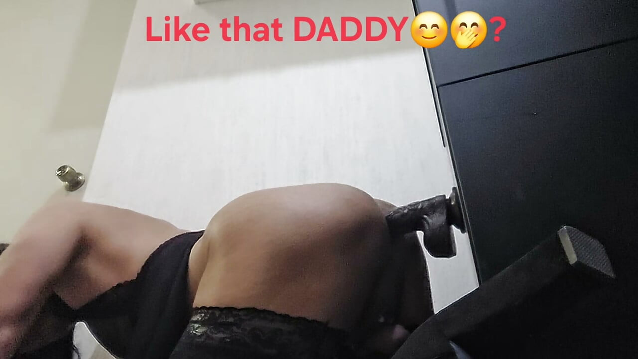 SharonSFC'nin sissy amını sıcak dölle doldurma fantezisini gerçekleştirmek için bir DADDY'nin sikine ihtiyacı var!!