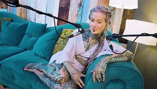 B hakkında konuşuyorum - bordem - asmr podcast sfw konuşuyor gotik sıska kız dreadlocks dövmeli model dövmeli kız