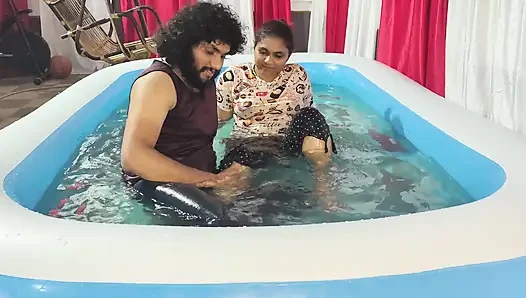 Mallu çift yüzme havuzunda sikişiyor ve oral seks yapıyor