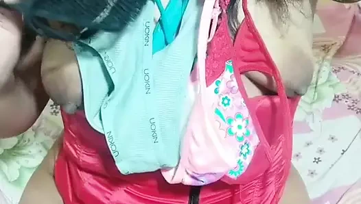 Probandone Las Tangas Para Salir Y Hacerme Follar El Fin De Semana