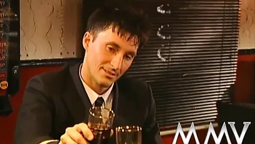 Esmer genç kız havuzda sikişiyor