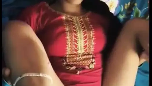 Hintli evli kadın kocası evde yokken kocasıyla aldatıyor