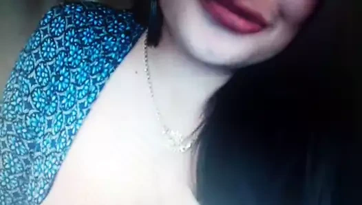 Seksi bebek ile büyük doğal memeler