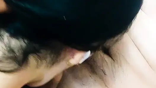 Seksi orta yaşlı seksi kadın önce derin bir sakso çekti ve sonra sıkı deliklerine sikildi