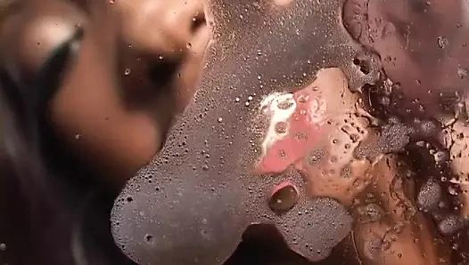 Angel eyes aslında hoş bir dolgun, abanoz divadır ve çok hoş bir çift ekstra büyük tokmakları vardır.