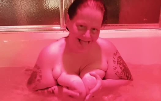 Splish Splash, bu edepsiz motel fahişesi kesinlikle edepsiz ıslak döl istiyor