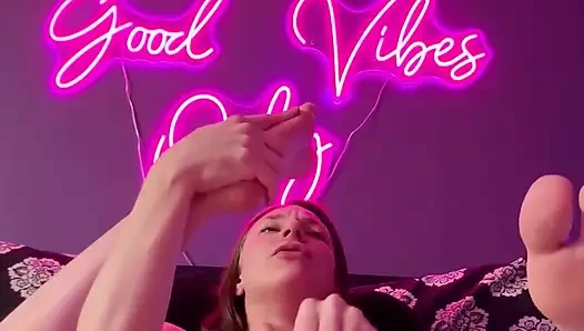 Ayak parmaklarını emiyor ve oyuncakla oynuyor